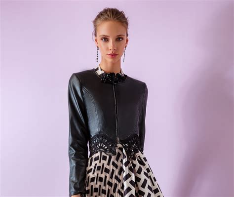 giacca chanel con applicazioni